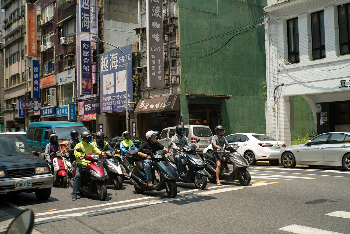 台北はスクーターが多い