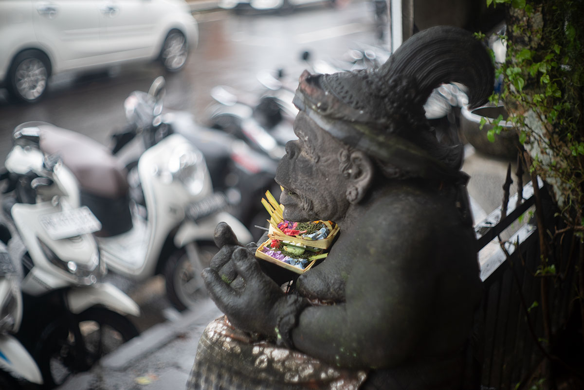 イブオカ（Warung Babi Guling Ibu Oka 1）の前に飾られたチャナン